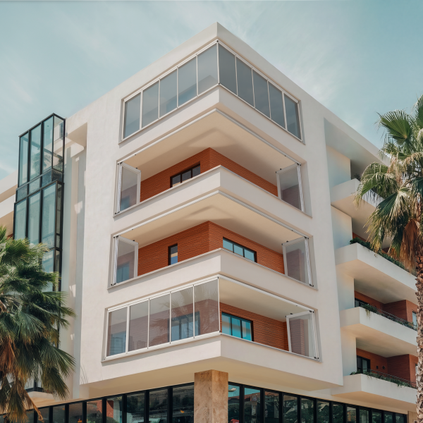 HUUN_SCENE_9_GLASS_BALCONY_01_4K